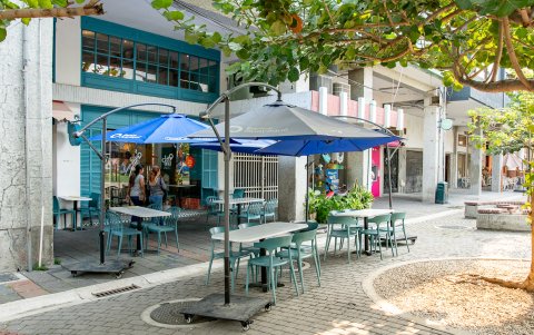 Comercios históricos del centro guayaquileño analizan reubicarse hacia plazas comerciales de mayor circulación.