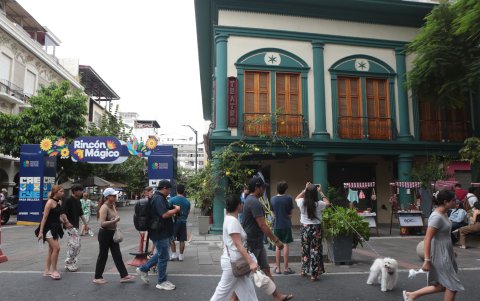 Ciudadanos recorrieron la calle Panamá, en el centro de Guayaquil, este domingo 23 de agosto.