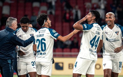 Jugadores de Liga de Quito celebran el tanto de Luis Segovia (c.) contra Emelec.