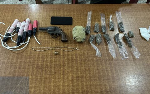 En Los Ríos decomisaron explosivos, droga y un arma tras la detención.