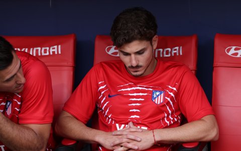 El delantero argentino del Atlético de Madrid, Julián Álvarez, en el banquillo momentos antes del partido de LaLiga frente Villarreal.