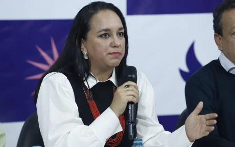 Gabriela Rivadeneira, presidenta de Revolución Ciudadana, durante una rueda de prensa este 24 de agosto de 2026.