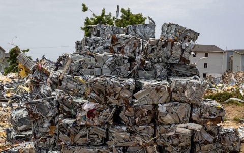 Trabajos de remoción de escombros en el estado La Guaira tras el doble terremoto.