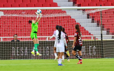 La portera de Dragonas IDV, la brasileña Alice Tosta, (i) fue una de las figuras en el triunfo de su equipo en el estadio Rodrigo Paz Delgado.