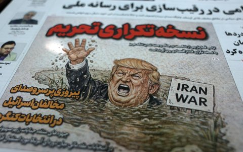 El diario iraní con una caricatura de Donald Trump, y un titular que dice 'Versión duplicada de sanciones', informando sobre la nueva amenaza económica contra Irán, el 22 de agosto de 2026.