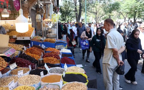 Iraníes compran en un bazar de Teherán, Irán, el 24 de agosto de 2026.