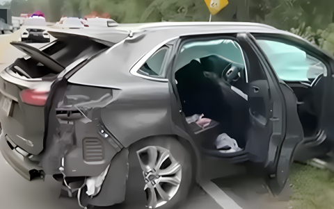 Automóvil con graves daños tras el choque en la carretera.