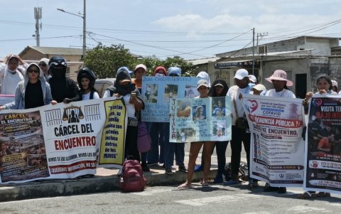 Con gritos pidiendo justicia los manifestantes pedían que se les conceda visitar a sus presos en la Cárcel del Encuentro.