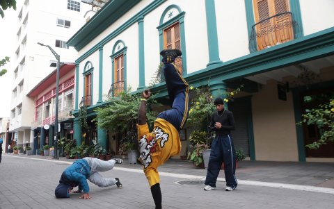 Actividades artísticas se realizan cada domingo en la calle Panamá.
