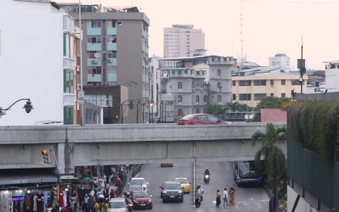 Un flujo importante de personas transitan a diario por debajo de edificios en la Bahía de Guayaquil.