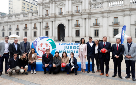 El ministro del Deporte de Chile, Francisco Riveros (3-d); el ministro de Defensa, Fernando Barros (2-d), y la presidenta de Olimpiadas Especiales de Chile, Carolina Picasso.