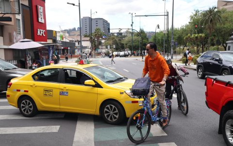 El deterioro vial y la invasión de ciclovías por vehículos obligan a ciclistas de Quito a compartir espacios con automóviles.