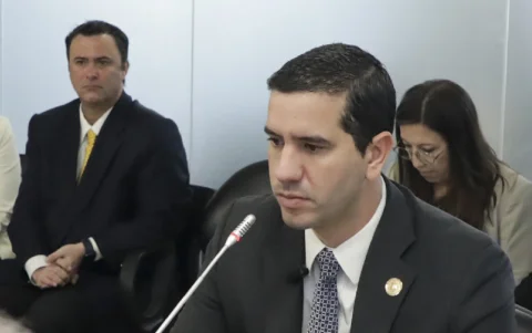 José Manuel de Oliveira fue designado coordinador jurídico del Ministerio de Energía durante la administración de Roberto Luque (abril de 2024) y permaneció con Inés Manzano hasta 2025