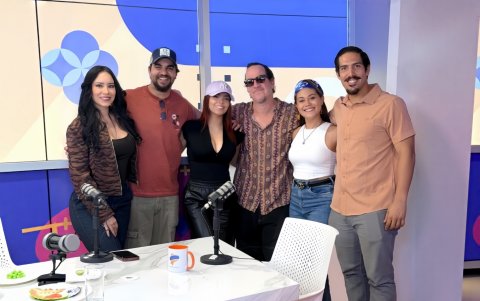 Leonela junto al staff e invitados de A todos nos pasa, programa de su canal La Nueva República.