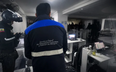 El operativo de la Policía permitió intervenir un call center en el norte de Quito, donde se encontraron 172 computadores y 66 celulares.