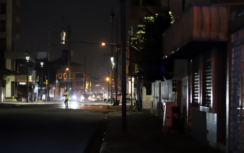 El daño de la luminaria vuelve peligroso el sector, ubicado a una cuadra del bulevar 9 de Octubre.