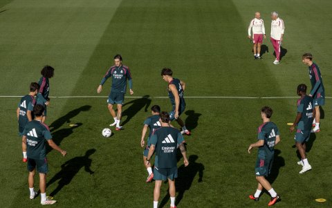 El técnico del Real Madrid, José Mourinho (detrás,d), durante el entrenamiento.