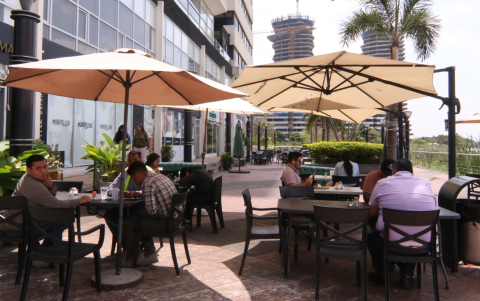 En los restaurantes de Puerto Santa Ana también se ofrece atención al aire libre.