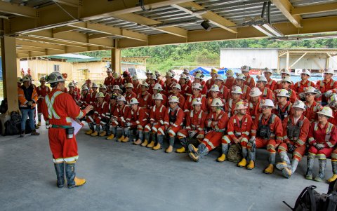 El ingeniero Darío Granda da una charla rutinaria de seguridad a sus compañeros previo a adentrarse a la mina.
