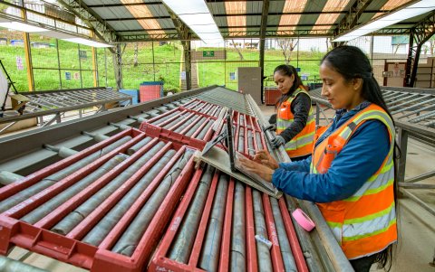 Ingenieras de Fruta del Norte analizan cilindros de material pétreo extraídos en las misiones de exploración.
