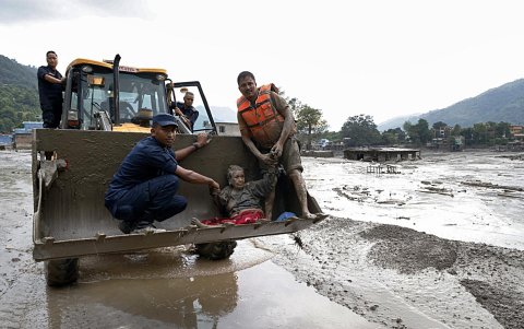 Los equipos de rescate trasladan a una anciana rescatada de una residencia de ancianos en Devighat tras una inundación repentina en Trishuli Bazar, distrito de Nuwakot, Nepal, el 26 de agosto de 2026.