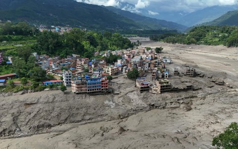 Vista aérea de las casas dañadas en Trishuli Bazar tras una inundación repentina, en el distrito de Nuwakot, Nepal, 26 de agosto de 2026.