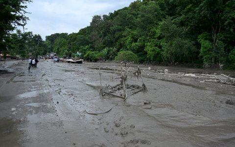 El 26 de agosto de 2026, varias personas caminan sobre el lodo tras las inundaciones repentinas en Devghat, en el distrito de Nuwakot, Nepal.
