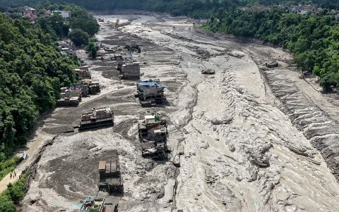 Varias casas quedaron parcialmente sumergidas en agua fangosa a lo largo de la ribera de un río tras las inundaciones repentinas en Trishuli Bazar, en el distrito de Nuwakot, Nepal.