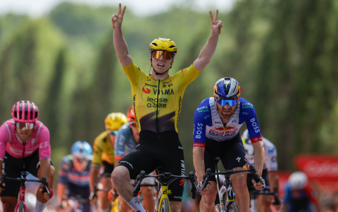 El ciclista británico Matthew Brennan (Visma Lease a Bike) celebra su victoria en la quinta etapa de La Vuelta a España.