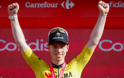 El ciclista británico Matthew Brennan (Visma Lease a Bike) celebra en el podio su victoria en la quinta etapa de La Vuelta a España.