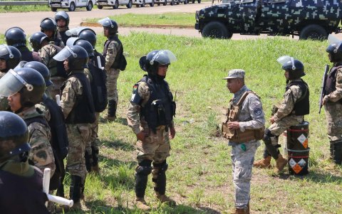 Tropas militares y policiales custodian las carreteras clave en la región de Santa Cruz.