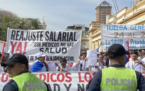 Manifestantes se concentran frente al Panteón de los Héroes antes de marchar hacia el Congreso.