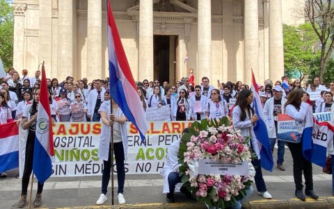 Médicos del sector público de Paraguay se manifiestan en reclamo de ajustes salariales y la dotación de los hospitales.