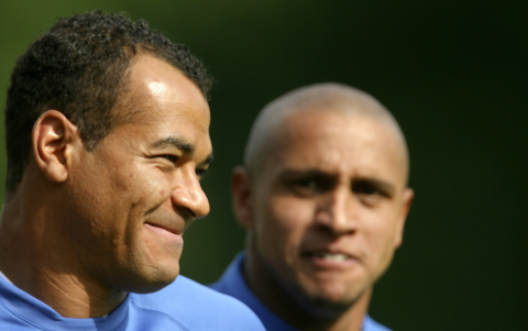Imagen de archivo en la que aparecen los entonces internacionales brasileños Cafú (i) y Roberto Carlos (d).