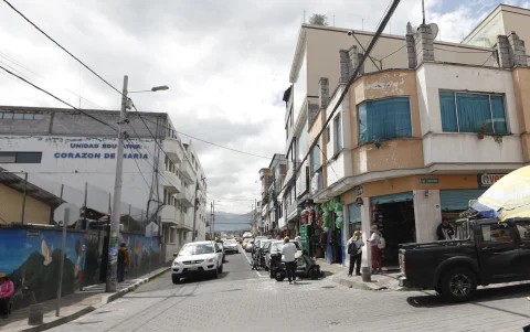 La comercial calle Juan Montalvo, en Tumbaco, está cerca de varios colegios.