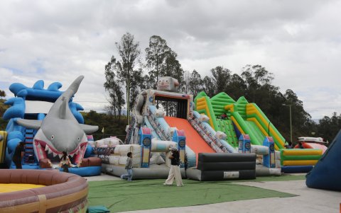Diversión. Kche Diversiones reúne decenas de inflables gigantes y atracciones acuáticas para disfrutar una jornada diferente junto a familiares y amigos en Pifo.