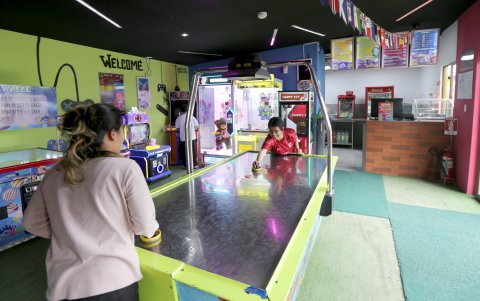Juegos. La zona de arcade cuenta con máquinas recreativas donde los visitantes utilizan fichas para jugar y ganar premios durante su visita al parque.