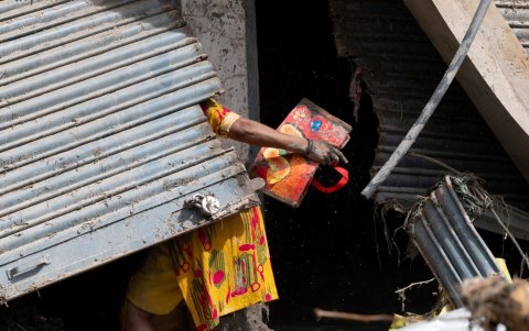 Un superviviente de la inundación regresa a su hogar tras una crecida repentina en la aldea de Devighat, distrito de Nuwakot.