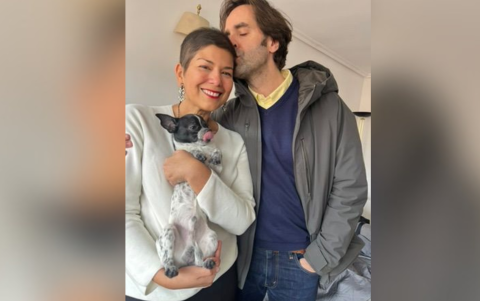 Elena junto a su perro Mejillón y su pareja.