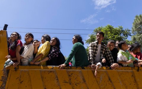 Los supervivientes de una inundación repentina están siendo trasladados tras el suceso ocurrido en la aldea de Devighat, distrito de Nuwakot, Nepal, el 27 de agosto de 2026.