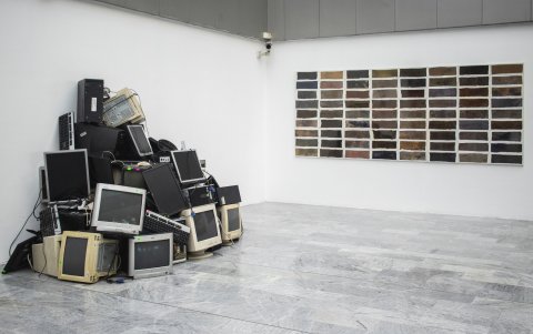La muestra reúne una serie de obras de arte que dialogan con las realidades sociales y políticas de la época.