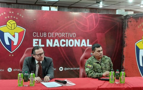 El interventor de El Nacional, Juan Manuel Aguirre (i), y el coordinador general del club, Francisco Reyes.