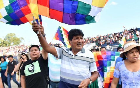 El expresidente de Bolivia Evo Morales (c) y el gobernador de la región de Cochabamba Leonardo Loza (i) participan en un evento este miércoles, en Ivirgarzama (Bolivia).
