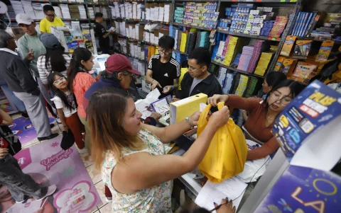 Las papelerías amplían horarios y ofrecen promociones para captar a las familias que todavía deben completar sus compras escolares.