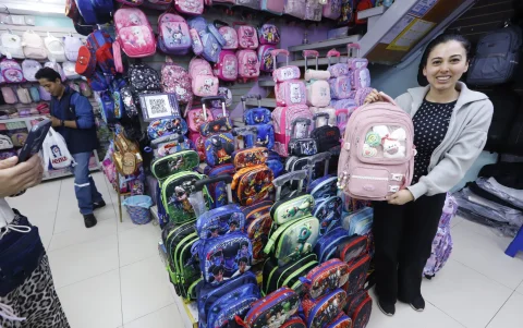 Mochilas, cartucheras y loncheras se venden en combos para estudiantes.