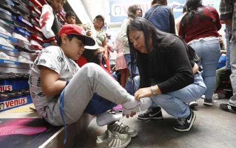 Los locales exhiben zapatos escolares con precios para diferentes presupuestos.