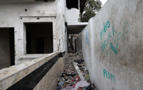 En el interior de una casa abandonada en la calle José Mascote y Piedrahíta se acumulan escombros y otros desechos.