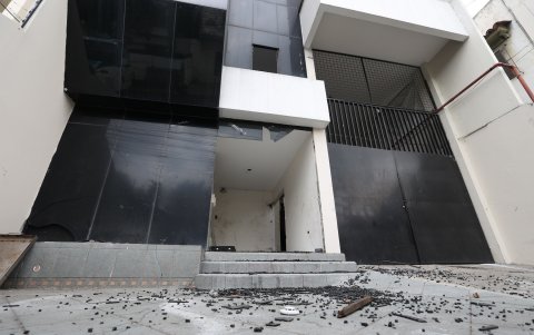 Sujetos rompieron una puerta de vidrio de una vivienda deshabitada situada en avenida del Ejército y calle Manuel Galecio.