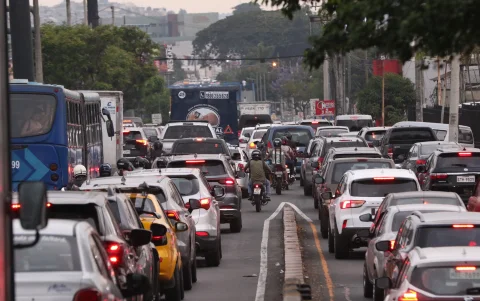El tráfico es uno de los problemas que más afecta a diario a quienes se movilizan por Guayaquil.