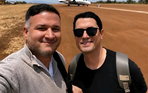 Parra y Hlavaty en la pista aérea durante un viaje